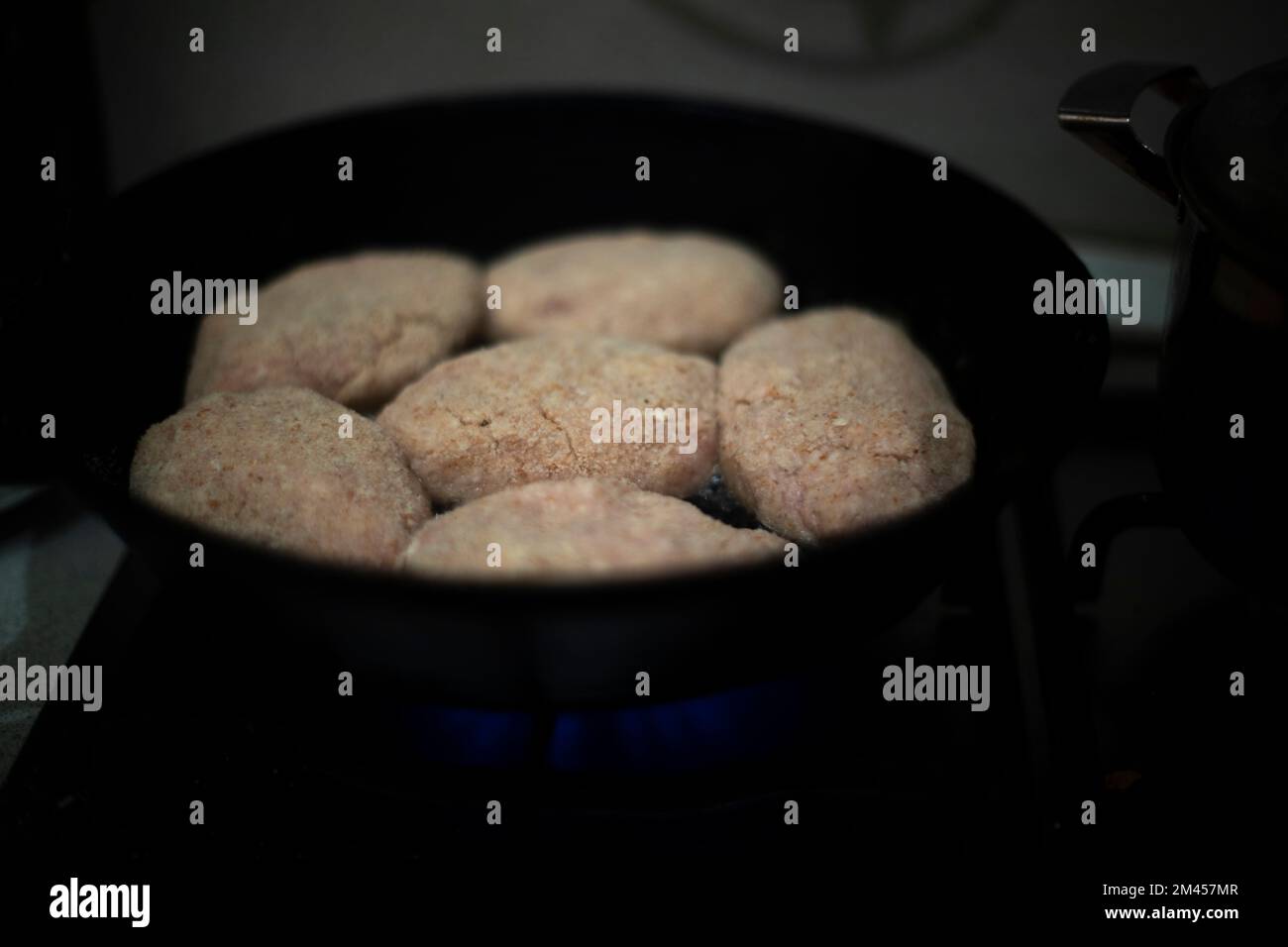 Des découpes de taille pan-size. Faire dorer la viande. Produit semi-fini dans la cuisine. Dîner de cuisine. Poêle à frire avec de la nourriture. Banque D'Images
