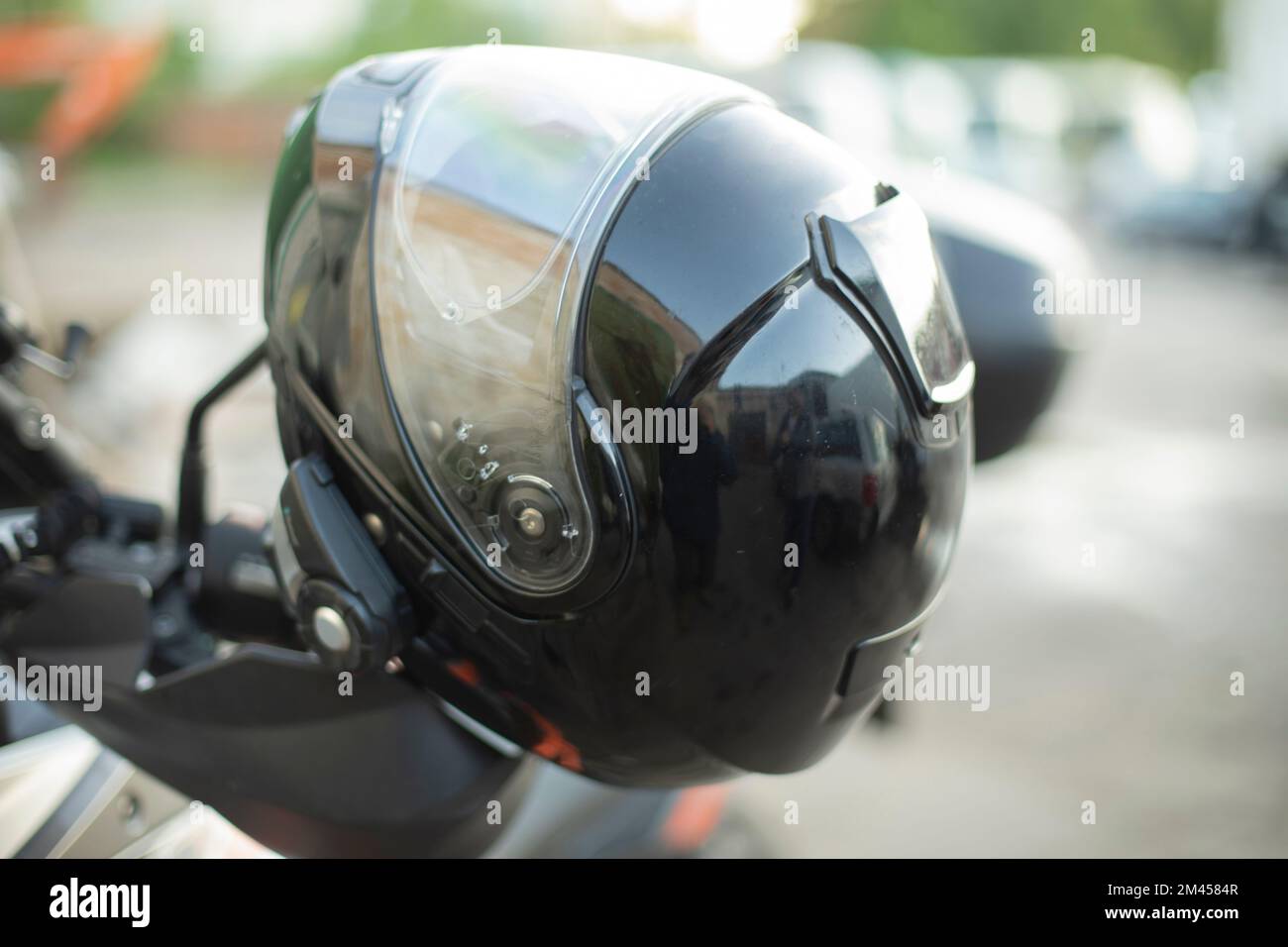 Casque de motocycliste noir. Protection de la tête de motard. Sécurité sur route. La saison des motos est ouverte. Banque D'Images