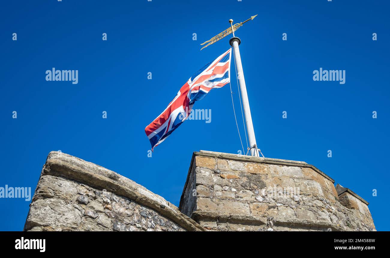 Royaume-Uni drapeau de l'Union Jack soufflant dans le vent sur le dessus de Westgate Towers, Canterbury, Royaume-Uni. Banque D'Images