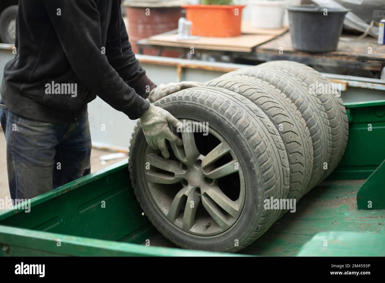 Roue de la voiture. Chargement des roues. Détails de la dépose des roues de  la voiture. Montage des pneus dans le garage Photo Stock - Alamy