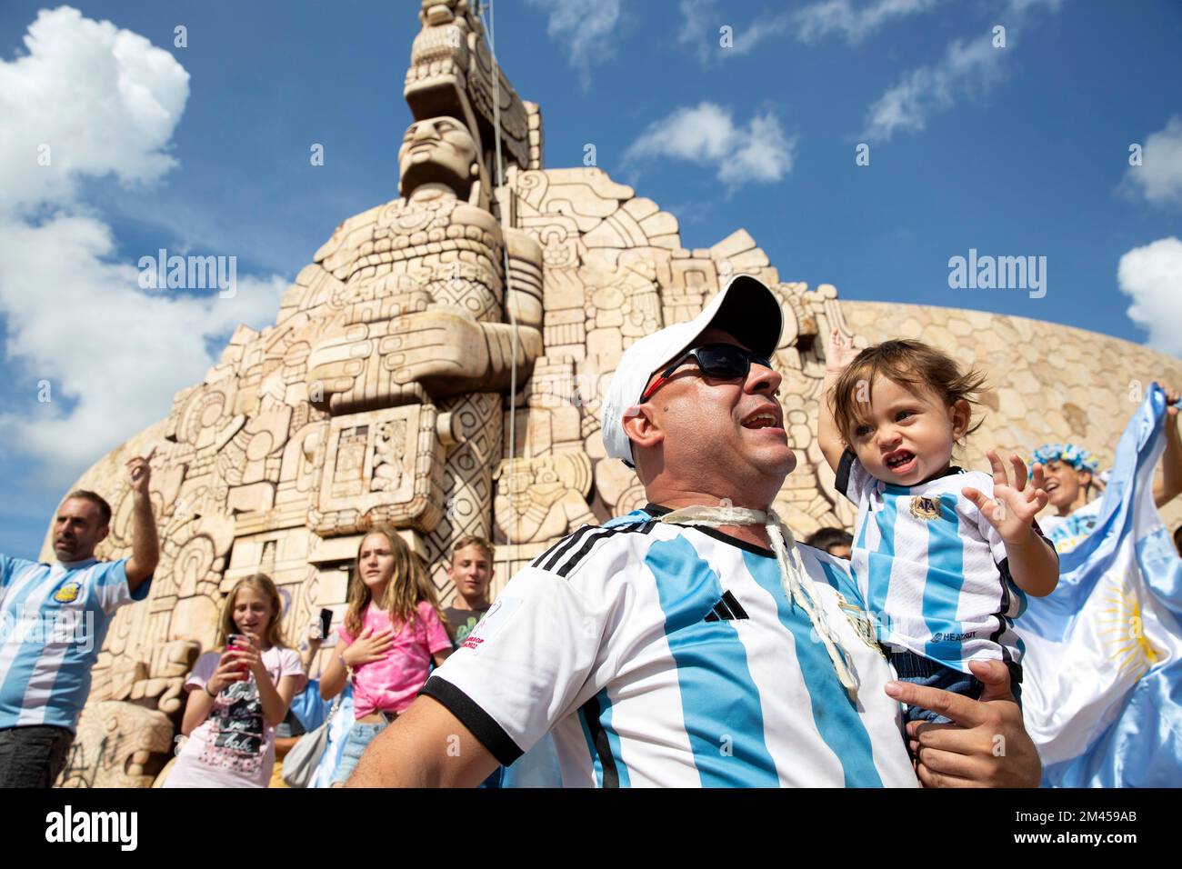 Les fans de football argentins célèbrent la victoire de leurs équipes en coupe du monde sur la France au Monument de la Patrie (Monumento a la Patria) à Merida, Yucatan, Mexique sur 18 décembre 2022. Photographie de Bénédicte Desrus Banque D'Images