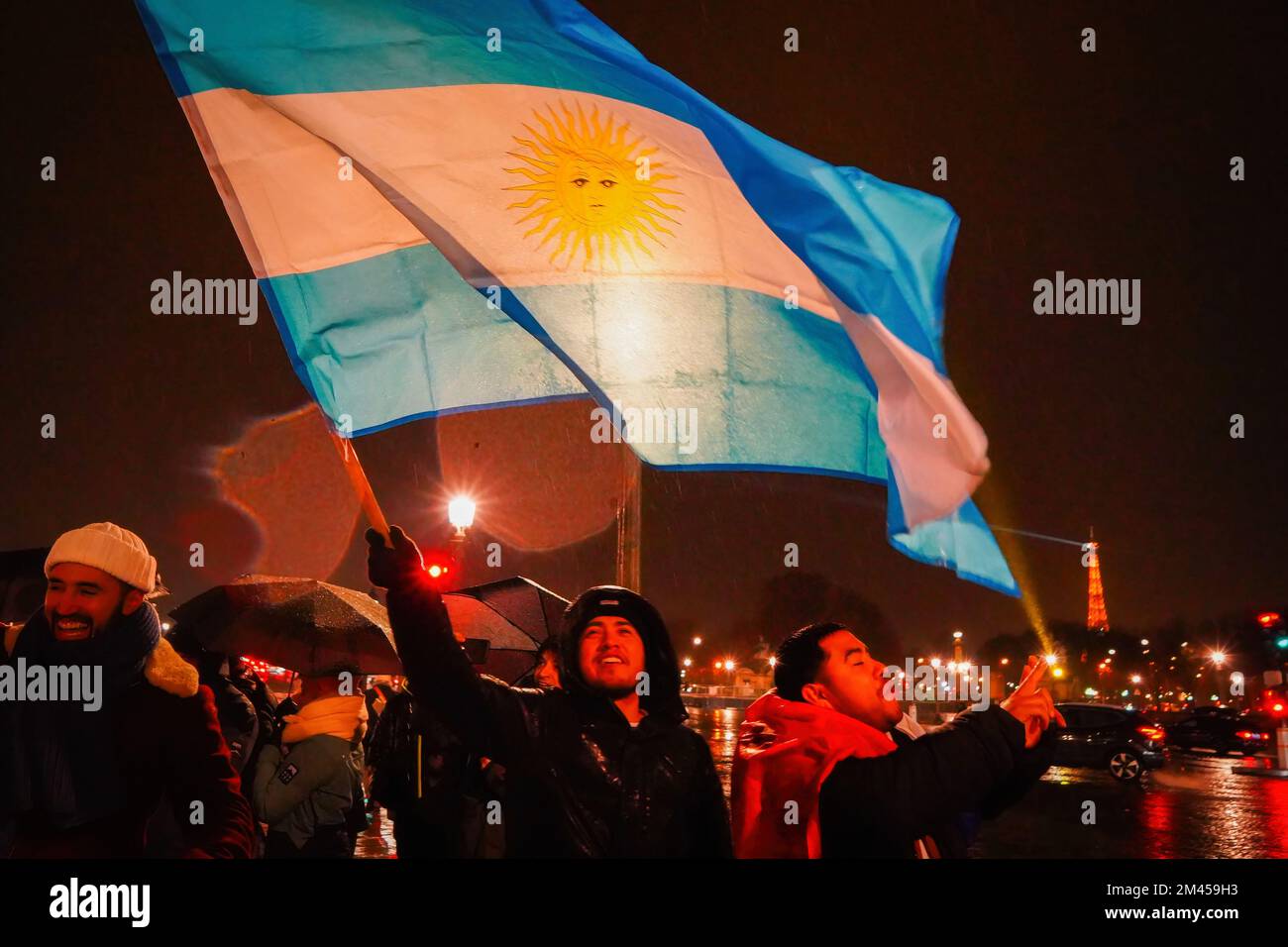 Paris, France. 19th décembre 2022. Les fans de football argentins brandir le drapeau national sur la toile de fond de la Tour Eiffel à Paris. Les fans argentins se réunissent à Paris pour encourager leur équipe nationale qui a remporté la coupe du monde de la FIFA, Qatar 2022 finales contre la France. L'Argentine a couronné le titre de champion pour la dernière fois en 1986. Crédit : SOPA Images Limited/Alamy Live News Banque D'Images