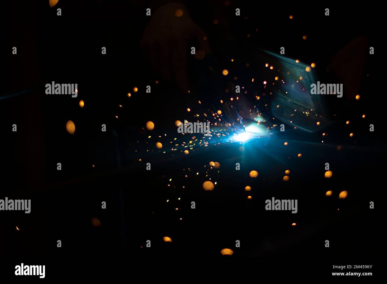 Soudage de l'acier dans le garage. Détails de production. Création d'un cordon de soudure. Travailler dans un atelier de métal. Banque D'Images