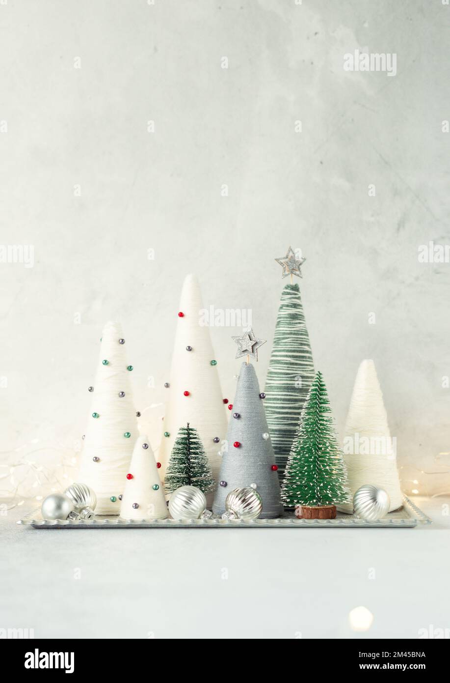 Arbres de Noël faits main. Arbres de cône enveloppés de fil. CADEAUX DE NOËL. Concept DIY Banque D'Images