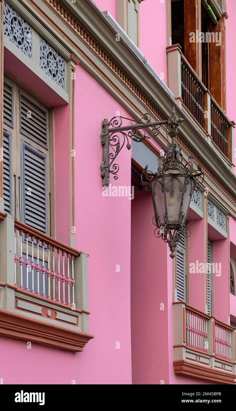 Architecture coloniale traditionnelle avec lampadaire, colline de Santa Ana, quartier de Las Penas, Guayaquil, Equateur. Banque D'Images