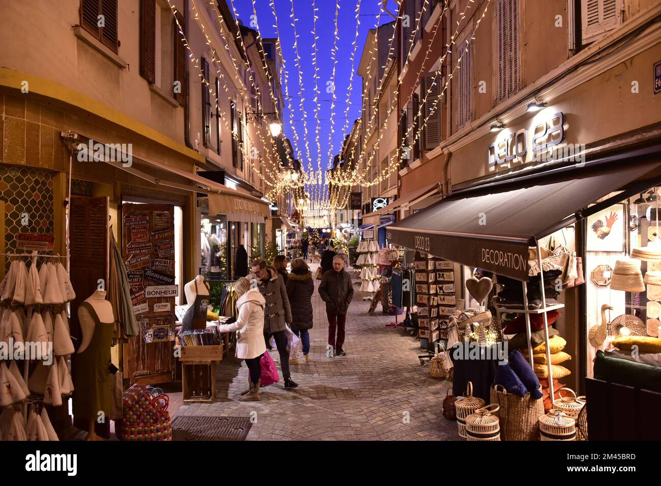 Ville de Sanary illuminée pour les vacances de Noël Banque D'Images