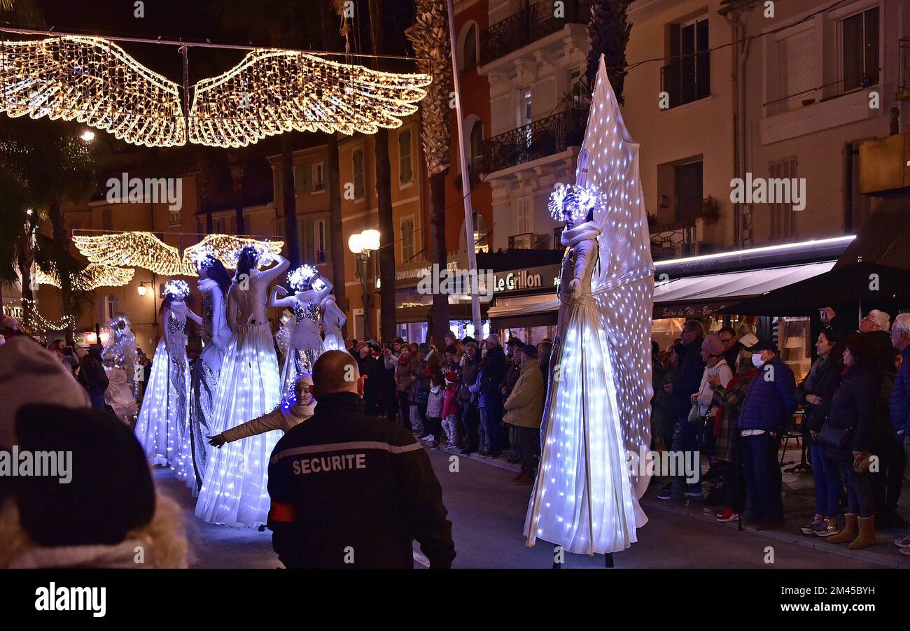 Des acteurs lumineux montés sur des stilts de Noël à Sanary Banque D'Images