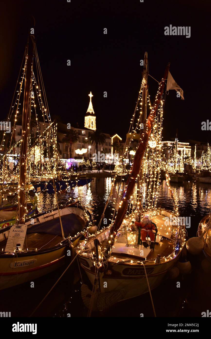 Les bateaux de pêche traditionnels illuminent les célébrations de Noël à Sanary Banque D'Images