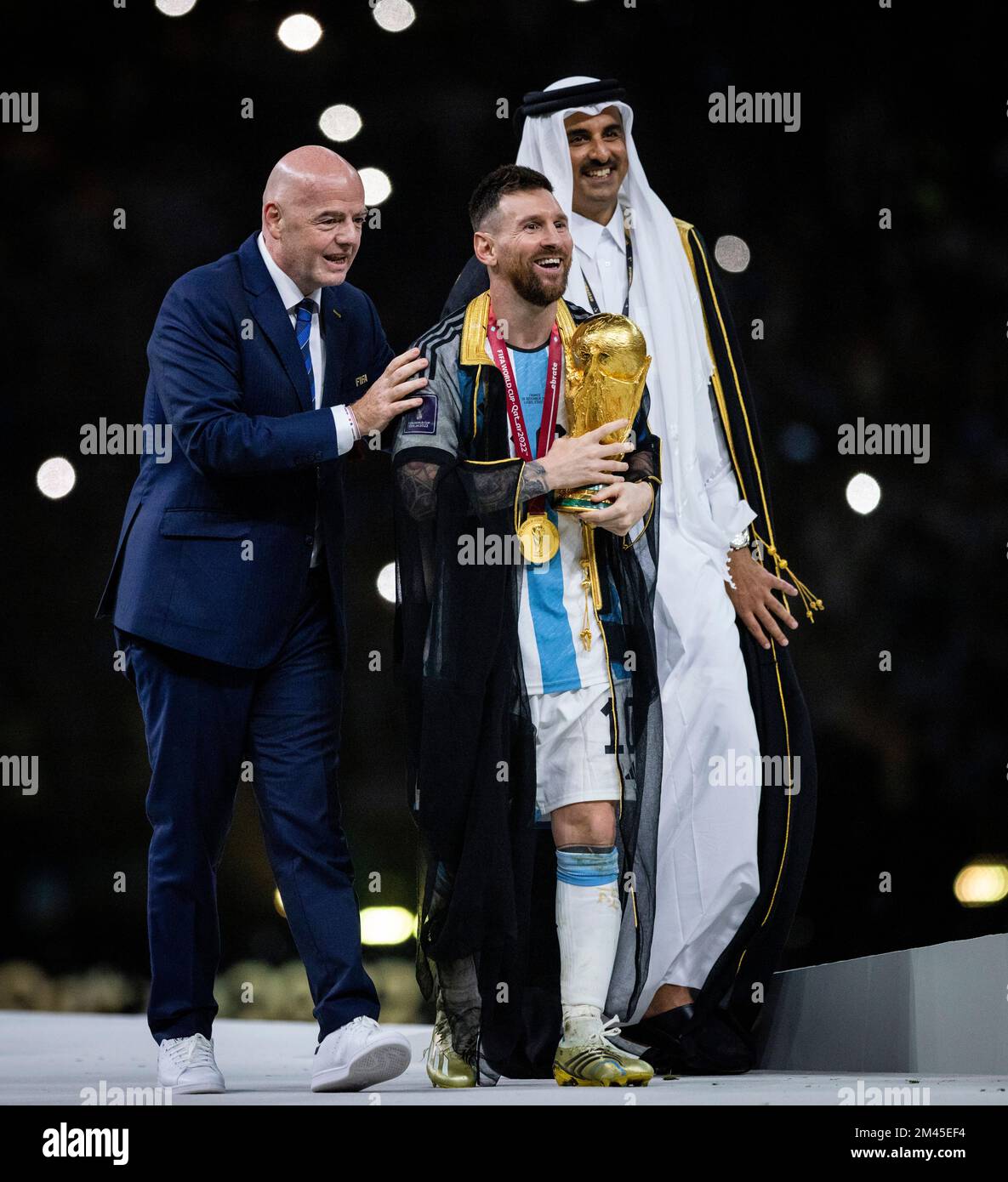 Doha, Qatar. 18th décembre 2022. Lionel Messi, de l'Argentine, porte le trophée du vainqueur de la coupe du monde de la FIFA, Qatar 2022 sous le nom de Gianni Infantino, Président de la FIFA, Et Sheikh Tamim bin Hamad Al Thani, émir du Qatar, regardez pendant la coupe du monde de la FIFA Qatar 2022 final match entre l'Argentine - France final match Argentinien - Frankreich World Cup 2022 au Qatar 18.12.2022 Credit: Moritz Muller/Alamy Live News Banque D'Images