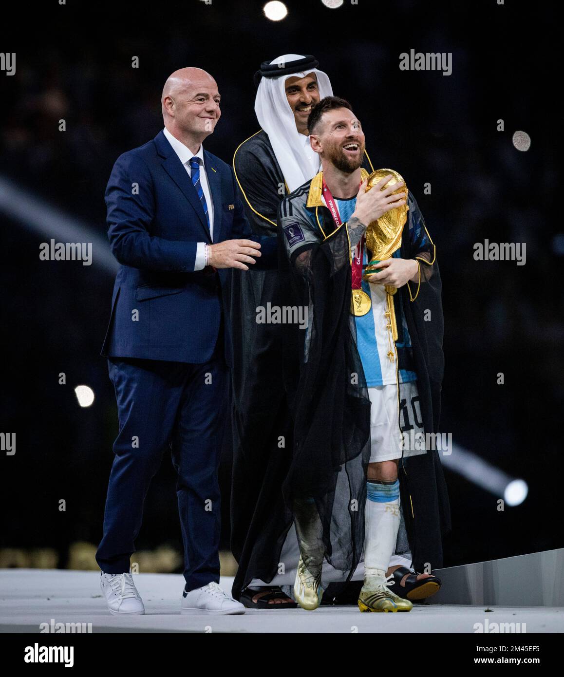 Doha, Qatar. 18th décembre 2022. Lionel Messi, de l'Argentine, porte le trophée du vainqueur de la coupe du monde de la FIFA, Qatar 2022 sous le nom de Gianni Infantino, Président de la FIFA, Et Sheikh Tamim bin Hamad Al Thani, émir du Qatar, regardez pendant la coupe du monde de la FIFA Qatar 2022 final match entre l'Argentine - France final match Argentinien - Frankreich World Cup 2022 au Qatar 18.12.2022 Credit: Moritz Muller/Alamy Live News Banque D'Images