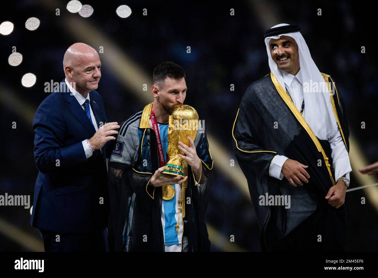 Doha, Qatar. 18th décembre 2022. Lionel Messi, de l'Argentine, porte le trophée du vainqueur de la coupe du monde de la FIFA, Qatar 2022 sous le nom de Gianni Infantino, Président de la FIFA, Et Sheikh Tamim bin Hamad Al Thani, émir du Qatar, regardez pendant la coupe du monde de la FIFA Qatar 2022 final match entre l'Argentine - France final match Argentinien - Frankreich World Cup 2022 au Qatar 18.12.2022 Credit: Moritz Muller/Alamy Live News Banque D'Images