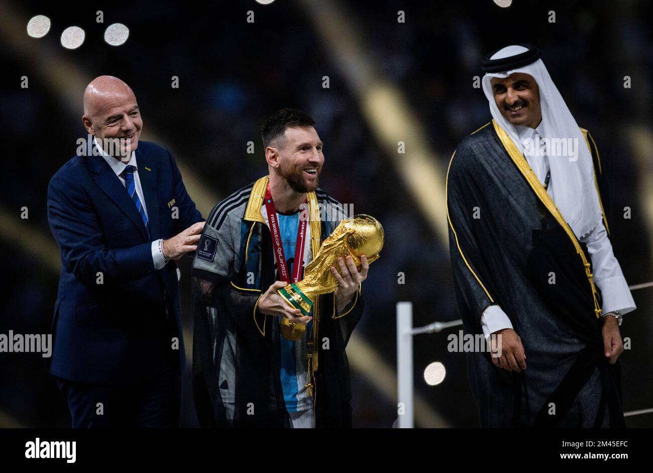 Doha, Qatar. 18th décembre 2022. Lionel Messi, de l'Argentine, porte le trophée du vainqueur de la coupe du monde de la FIFA, Qatar 2022 sous le nom de Gianni Infantino, Président de la FIFA, Et Sheikh Tamim bin Hamad Al Thani, émir du Qatar, regardez pendant la coupe du monde de la FIFA Qatar 2022 final match entre l'Argentine - France final match Argentinien - Frankreich World Cup 2022 au Qatar 18.12.2022 Credit: Moritz Muller/Alamy Live News Banque D'Images