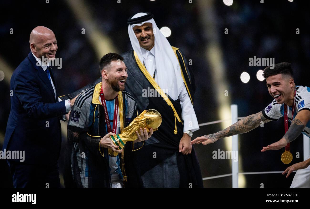 Doha, Qatar. 18th décembre 2022. Lionel Messi, de l'Argentine, porte le trophée du vainqueur de la coupe du monde de la FIFA, Qatar 2022 sous le nom de Gianni Infantino, Président de la FIFA, Et Sheikh Tamim bin Hamad Al Thani, émir du Qatar, regardez pendant la coupe du monde de la FIFA Qatar 2022 final match entre l'Argentine - France final match Argentinien - Frankreich World Cup 2022 au Qatar 18.12.2022 Credit: Moritz Muller/Alamy Live News Banque D'Images