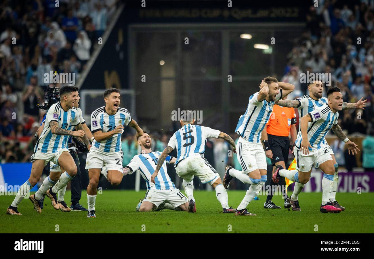 Doha, Qatar. 18th décembre 2022. Cristian Romero (Arg), Enzo Fernandez (Arg), Paulo Dybala (Arg), Lionel Messi (Arg), Leandro Paredes (Arg), Pezzella allemande (Arg), Lautaro Martinez (Arg), Nicolas Otamendi (Arg) Argentine - France finale du match Argentinien - Frankreich coupe du monde 2022 au Qatar 18.12.2022 crédit: Moritz Muller/Alamy Live News Banque D'Images