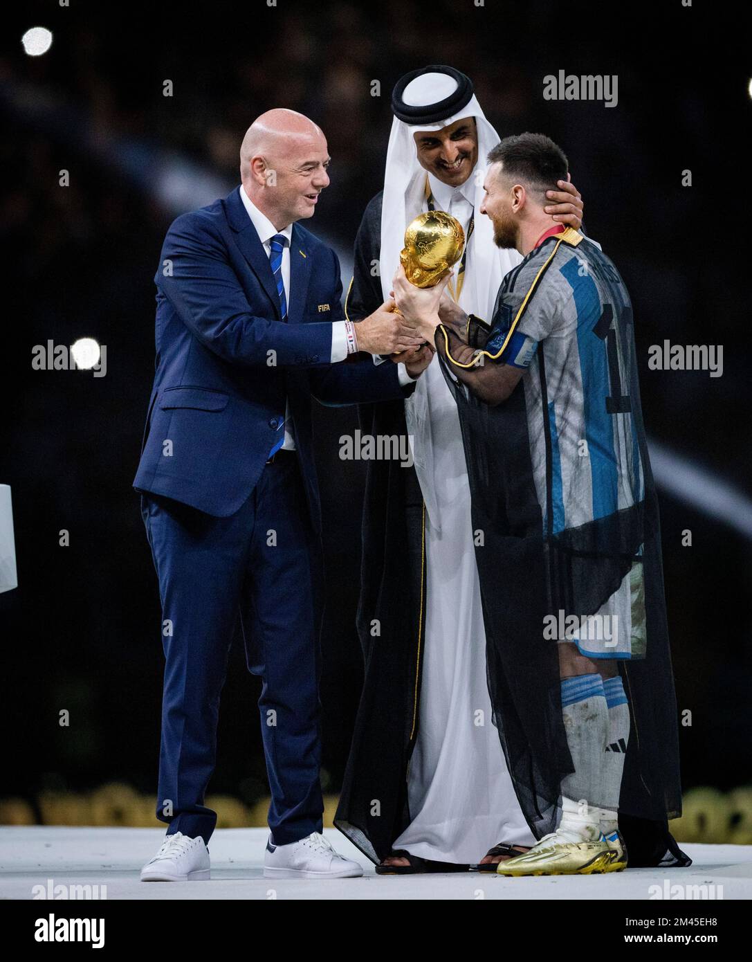 Doha, Qatar. 18th décembre 2022. Lionel Messi, de l'Argentine, porte le trophée du vainqueur de la coupe du monde de la FIFA, Qatar 2022 sous le nom de Gianni Infantino, Président de la FIFA, Et Sheikh Tamim bin Hamad Al Thani, émir du Qatar, regardez pendant la coupe du monde de la FIFA Qatar 2022 final match entre l'Argentine - France final match Argentinien - Frankreich World Cup 2022 au Qatar 18.12.2022 Credit: Moritz Muller/Alamy Live News Banque D'Images