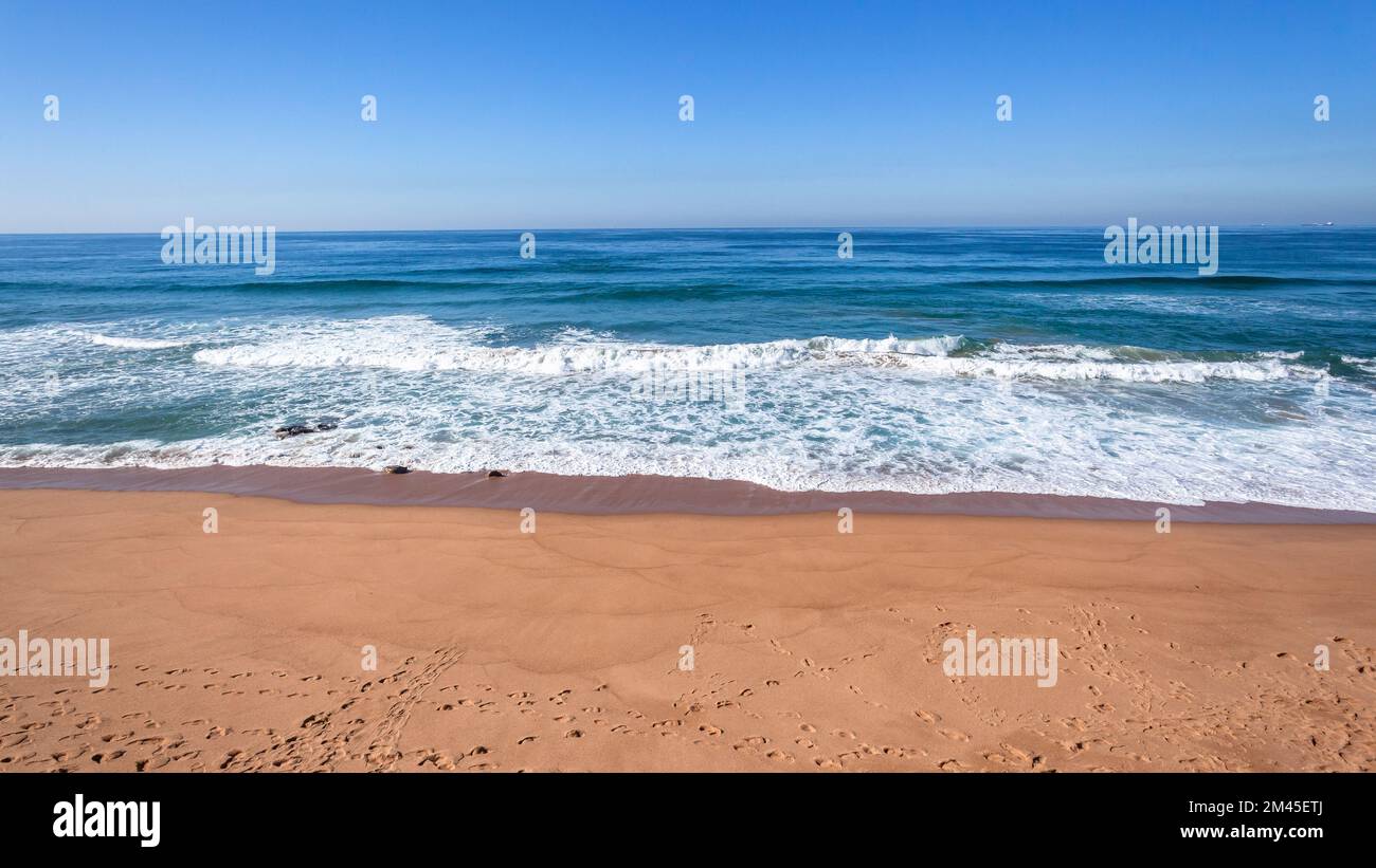 Plage littoral une mer pittoresque bord bleu océan calme mer plate horizon paysage bleu océan calme mer plate horizon paysage. Banque D'Images