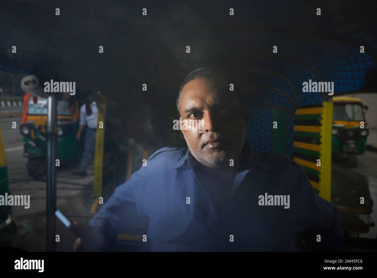 Portrait d'un conducteur de voiture assis à l'intérieur d'un pousse-pousse automatique Banque D'Images