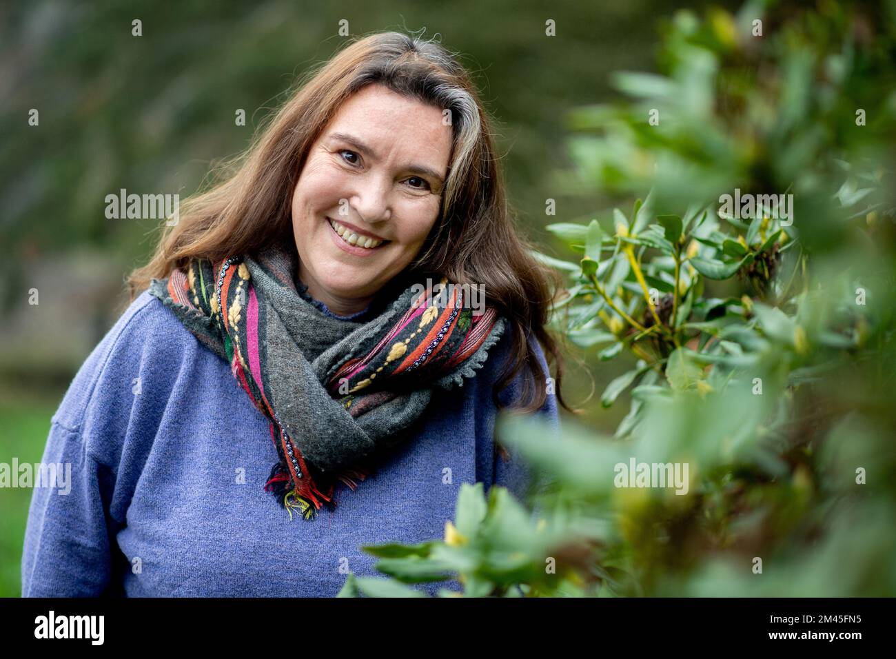 Bassum, Allemagne. 09th décembre 2022. Susanne Hinrichs, auteur de biographies et conférencier funéraire, se dresse dans un jardin. L'auteur Susanne Hinrichs écrit des biographies pour le compte de personnes qui ne sont pas célèbres mais qui veulent encore laisser une histoire de vie professionnelle écrite pour leurs descendants. (À dpa 'Life Stories: Biographer écrit au nom de tout le monde') Credit: Hauke-Christian Dittrich/dpa/Alamy Live News Banque D'Images