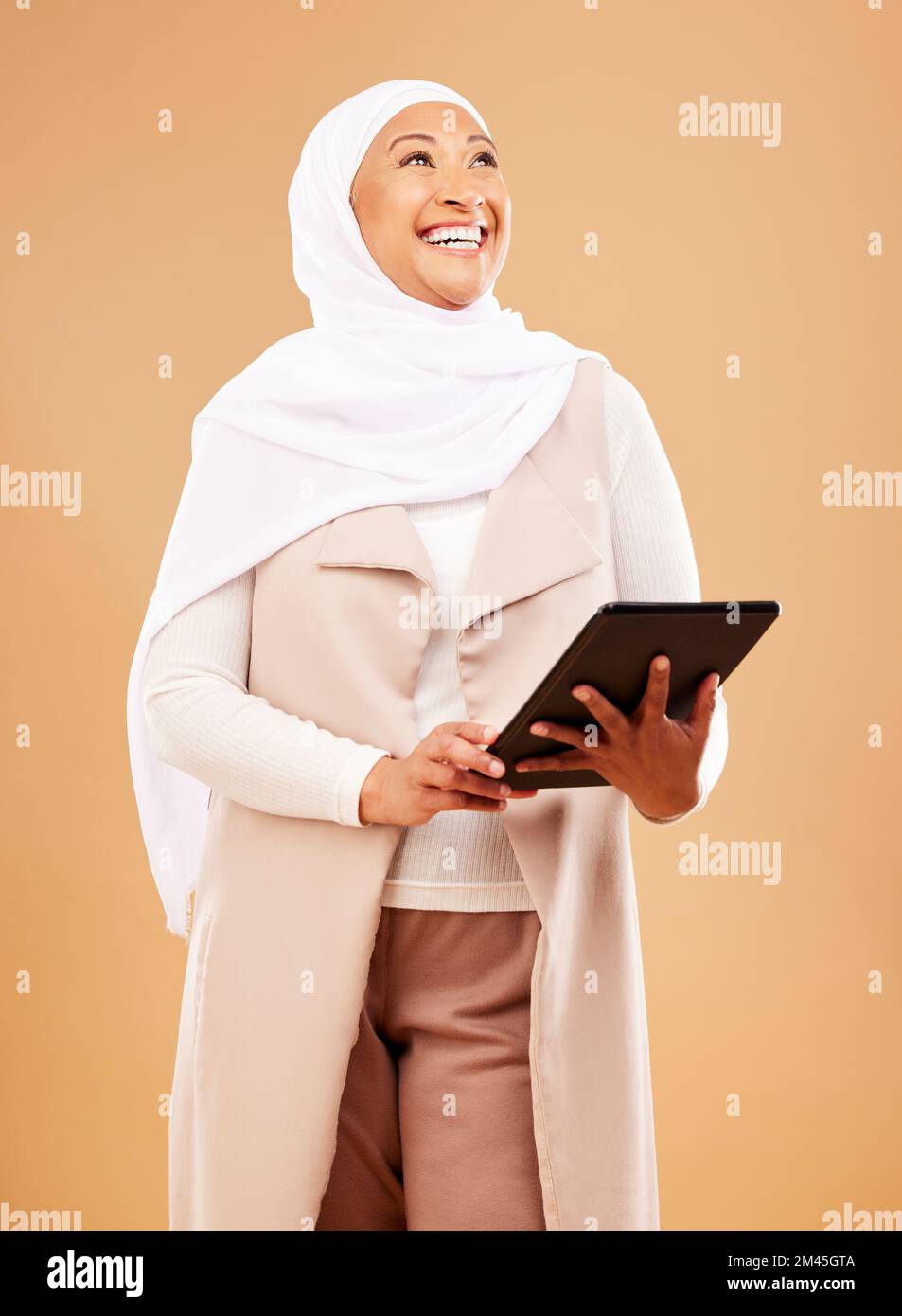 Musulmane, mode et tablette de femme en studio pour le marketing de conception, la publicité et les médias sociaux dans les affaires de démarrage, carrière ou culture d'employé Banque D'Images
