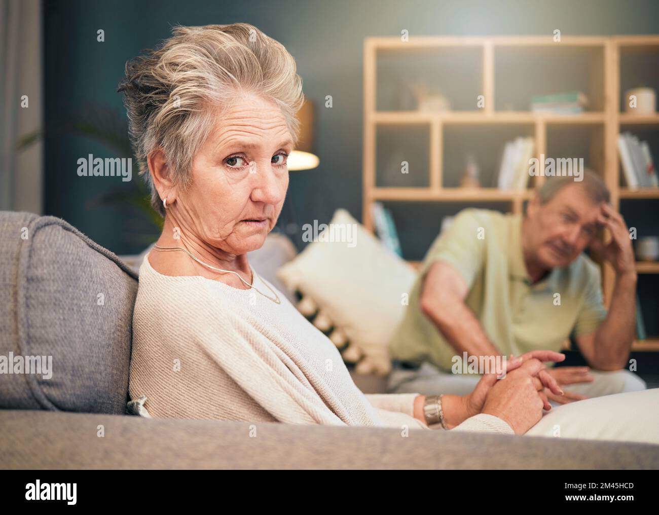 Stress, anxiété et couple senior en thérapie sur le canapé pour le conseil de mariage et les soins aux aînés. Portrait de la vieille femme en colère, les soins de santé mentale et Banque D'Images