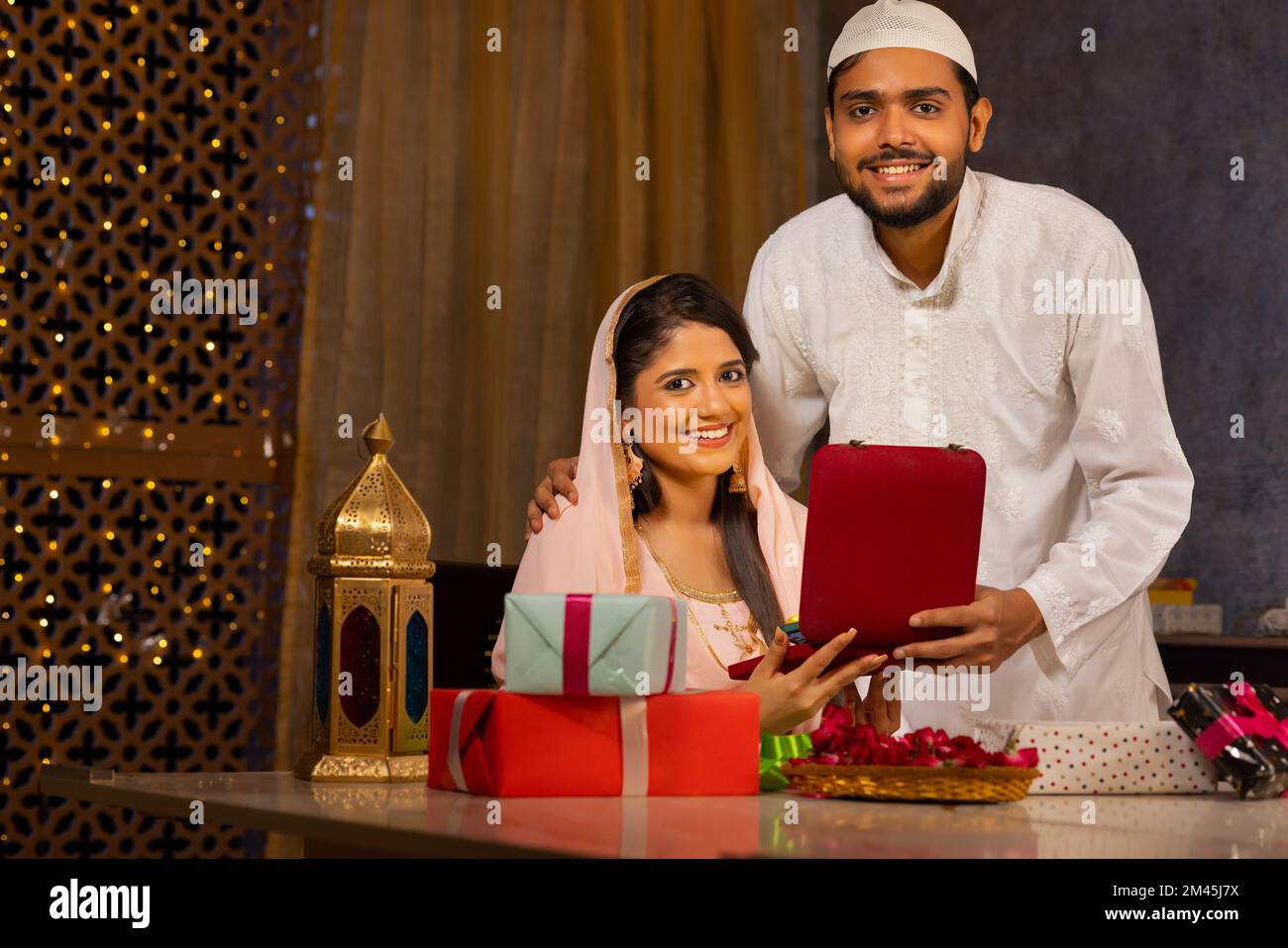 Homme musulman donnant un cadeau à sa femme pendant Eid-UL-Fitr Banque D'Images