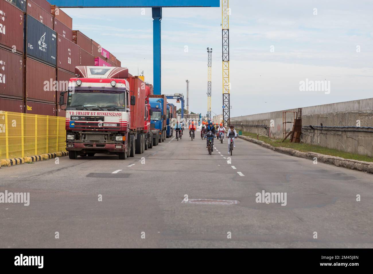 Odessa, Ukraine SIRCA 2018: Port industriel avec conteneurs en cheminée. Banque D'Images