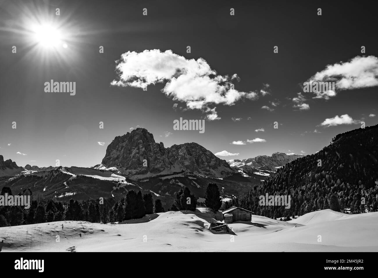 La belle italienne dans un jour d'hiver dolomites Banque D'Images