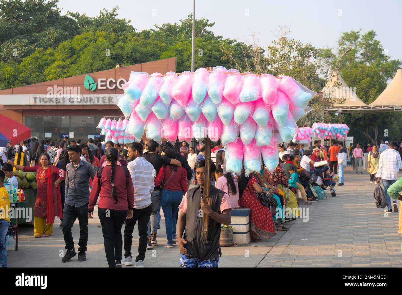 Les visiteurs se sont rassemblés au guichet du parc d'attractions le matin ensoleillé de l'hiver. ECO Park Kolkata. Bengale-Occidental, Inde. Banque D'Images