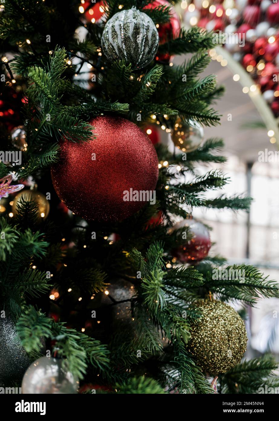 Arbre de Noël avec balles et jouets. noël Banque D'Images