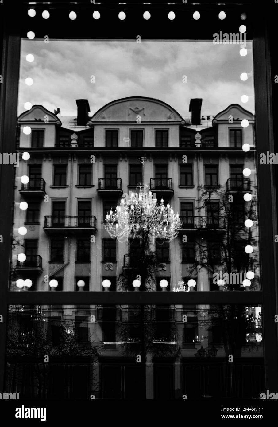 chandelier la nuit dans un restaurant confortable et branché avec un reflet du bâtiment. double exposition Banque D'Images