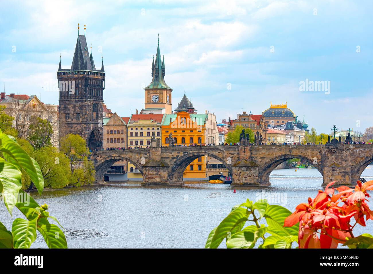 Prague printemps paysage urbain avec le pont Charles, la rivière Vltava, la tour et l'architecture médiévale Banque D'Images