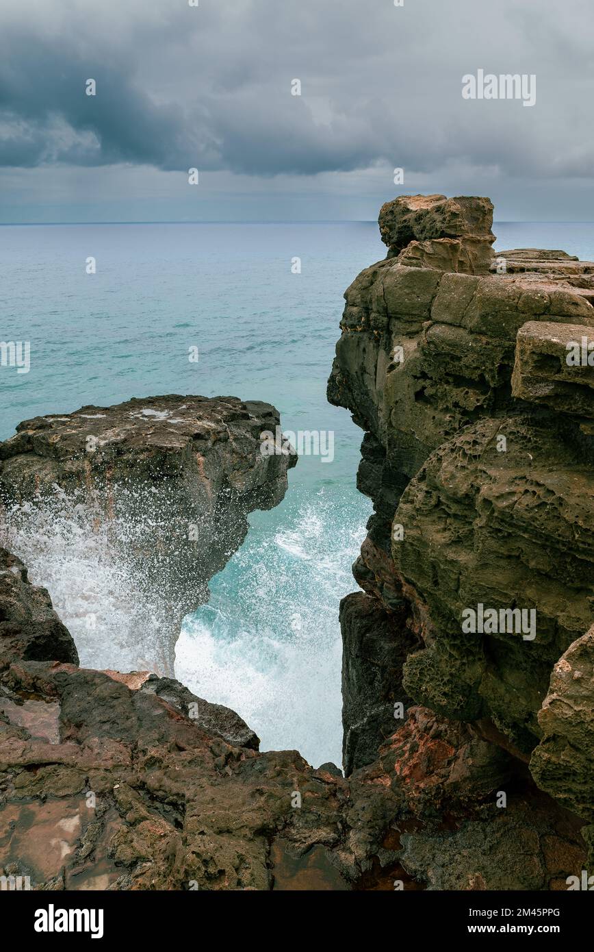 La roche de pleuring (nom de frech : la roche qui pleure) est une splendide formation géologique dans le sud de l'île Maurice. Proche de la ville de Souillac sur la plage de gris gris. Banque D'Images