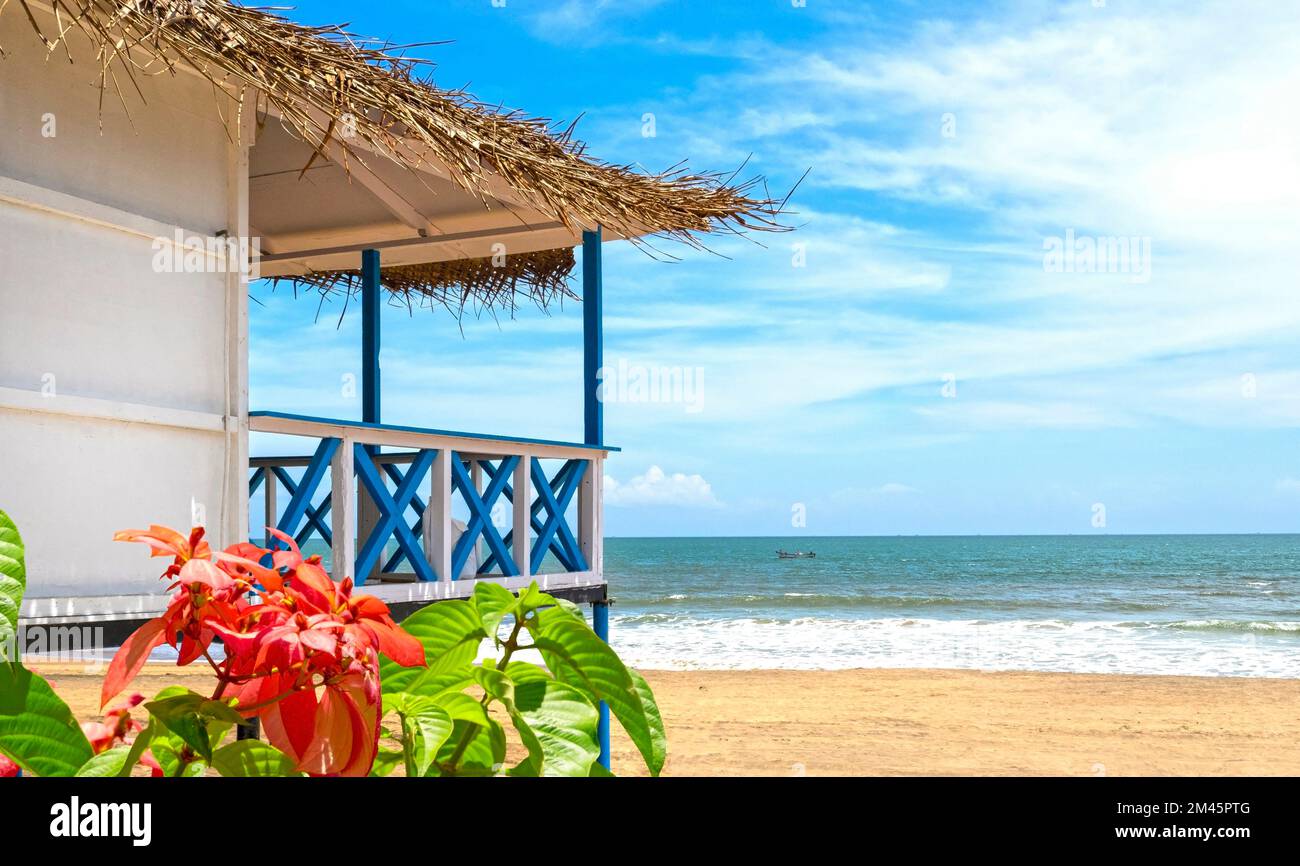 Paysage de plage tropicale avec océan, ciel bleu et bungalow pendant la journée ensoleillée d'été Banque D'Images