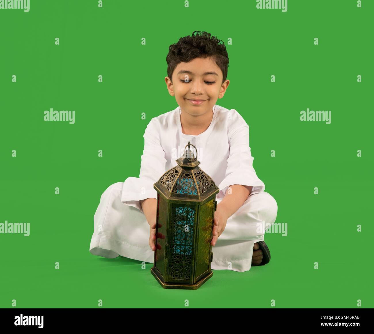 Portrait d'un garçon arabe avec une lanterne arabe. Banque D'Images