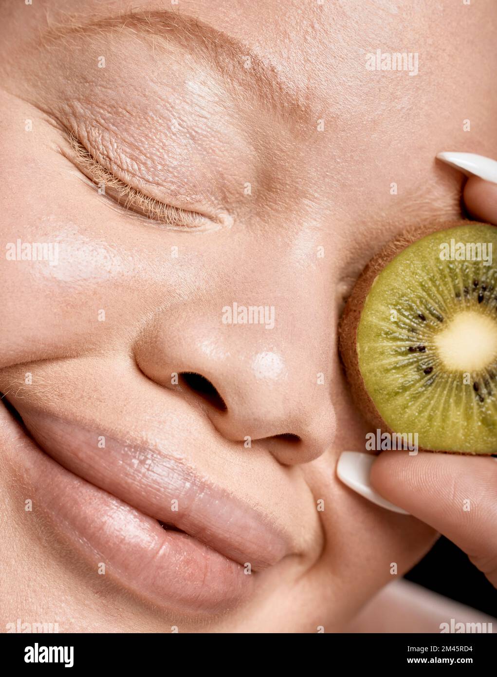 Visage, kiwi et cosmétiques pour femme, bien-être, santé et soins de la  peau pour la beauté, peau claire et lisse. Maquillage, fruits et visage bio  pour un naturel Photo Stock - Alamy