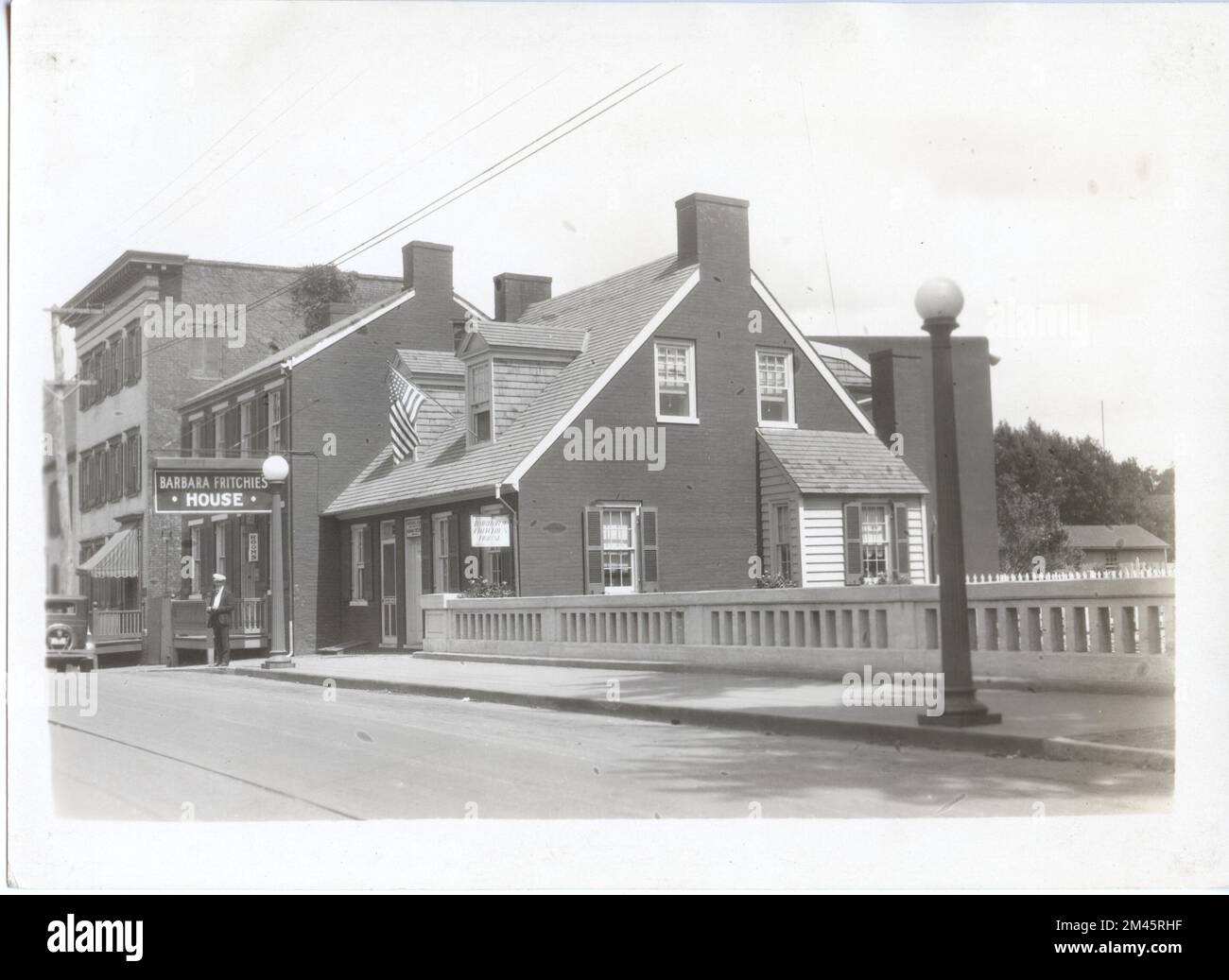 Photographie prise pendant le tournage de « Travelers Toll ». Légende originale : prise lors du tournage de « Travelers Toll ». J. K. Hillers - 1927. État: Maryland place: Fredrick. Banque D'Images