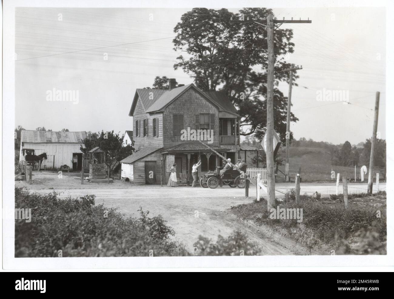 Photographie prise pendant le tournage de « Travelers Toll ». Légende originale : prise lors du tournage de « Travelers Toll ». J. K. Hillers - 1927. État: Maryland place: Meadows. Banque D'Images