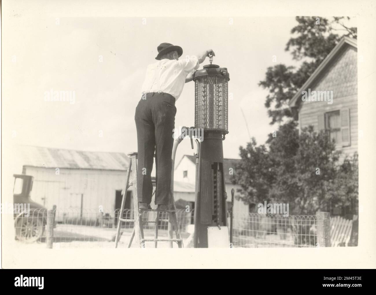 Photographie prise pendant le tournage de « Travelers Toll ». Légende originale : prise lors du tournage de « Travelers Toll ». J. K. Hillers - 1927. État: Maryland place: Meadows. Banque D'Images