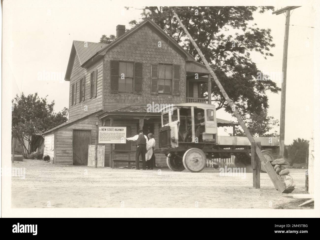 E. F. Allen pendant le tournage de « Travelers Toll ». Légende originale : E. F. Allen - prise pendant le tournage de « Travelers Toll ». J. K. Hillers - 1927. État: Maryland place: Meadows. Banque D'Images
