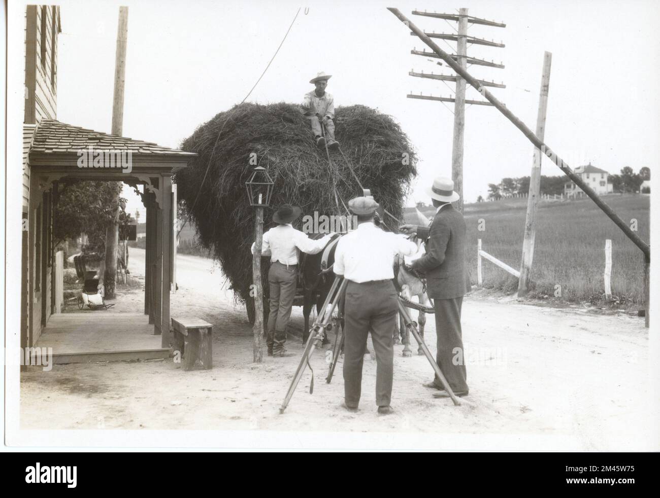Photographie prise pendant le tournage de « Travelers Toll ». Légende originale : prise pendant le tournage de « Wheels of Progress » - « Travelers Toll ». J. K. Hillers - 1927. État: Maryland place: Meadows. Banque D'Images