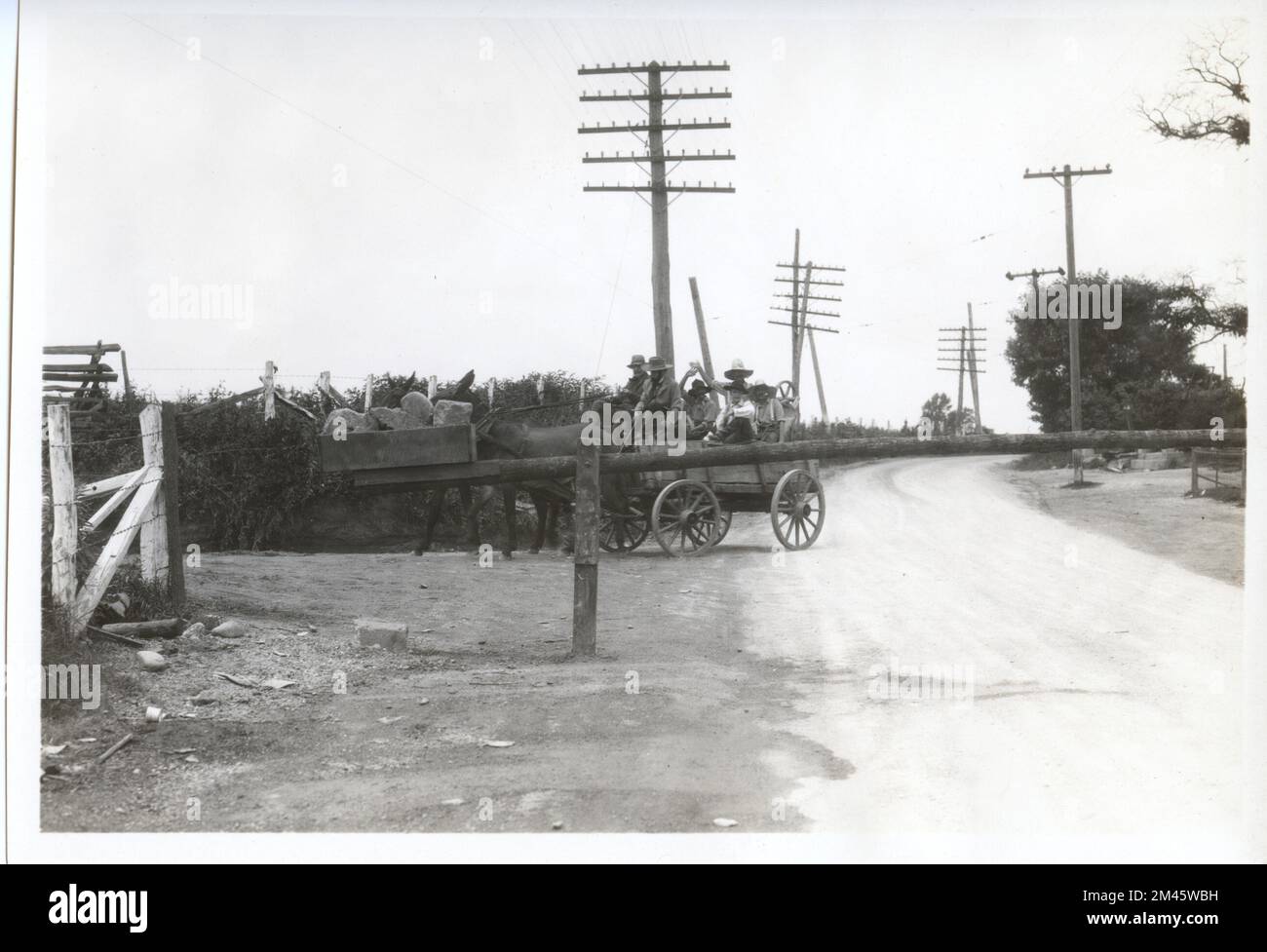 Photographie prise pendant le tournage de « Travelers Toll ». Légende originale : prise pendant le tournage de « Wheels of Progress » - « Travelers Toll ». J. K. Hillers - 1927. État: Maryland place: Meadows. Banque D'Images