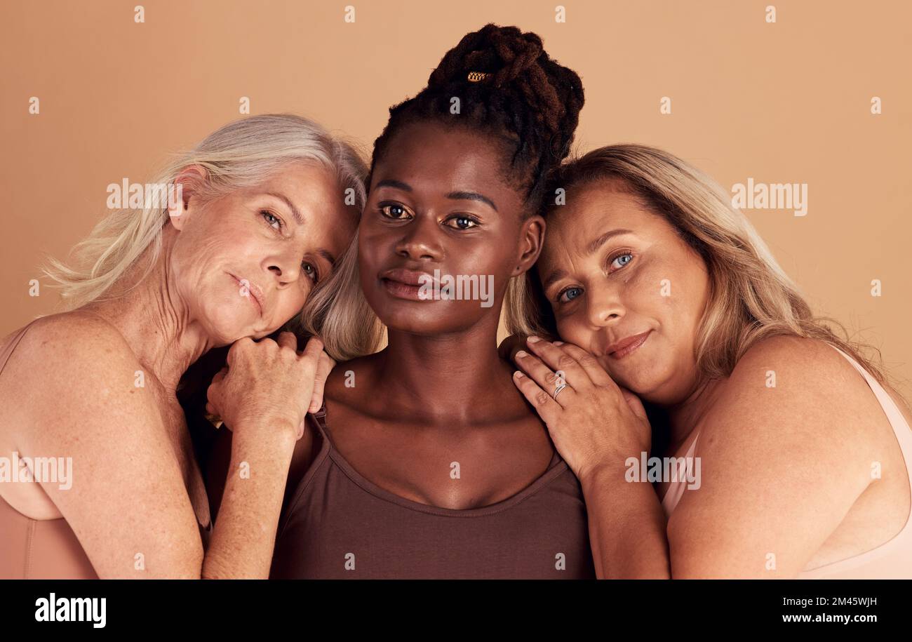 Soins de la peau, diversité et groupe de femmes matures avec corps naturel,  peau saine et brillante en studio. Beauté, spa et portrait de modèles  féminins plus anciens Photo Stock - Alamy