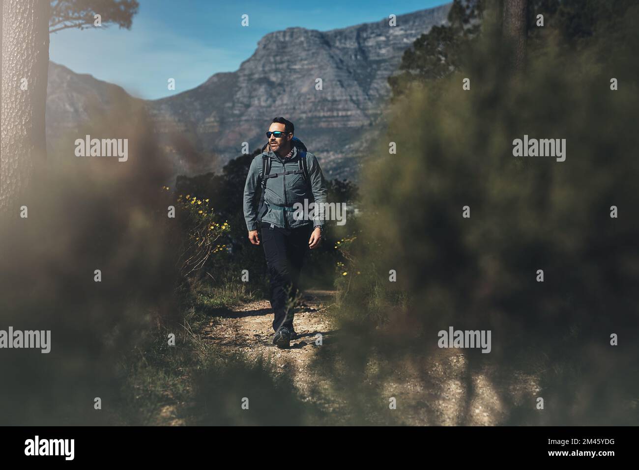 Sortez et partez à la découverte de ce que vous aspirez. Photo en longueur d'un homme d'âge moyen en randonnée dans les montagnes. Banque D'Images