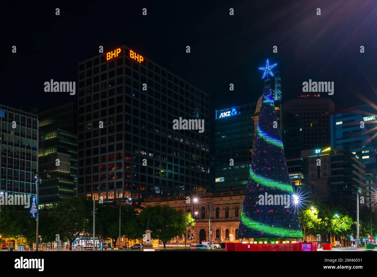 Adélaïde, Australie - 2 janvier 2022 : un grand sapin de Noël installé sur la place Victoria dans le quartier des affaires d'Adélaïde tout en étant illuminé la nuit. Banque D'Images