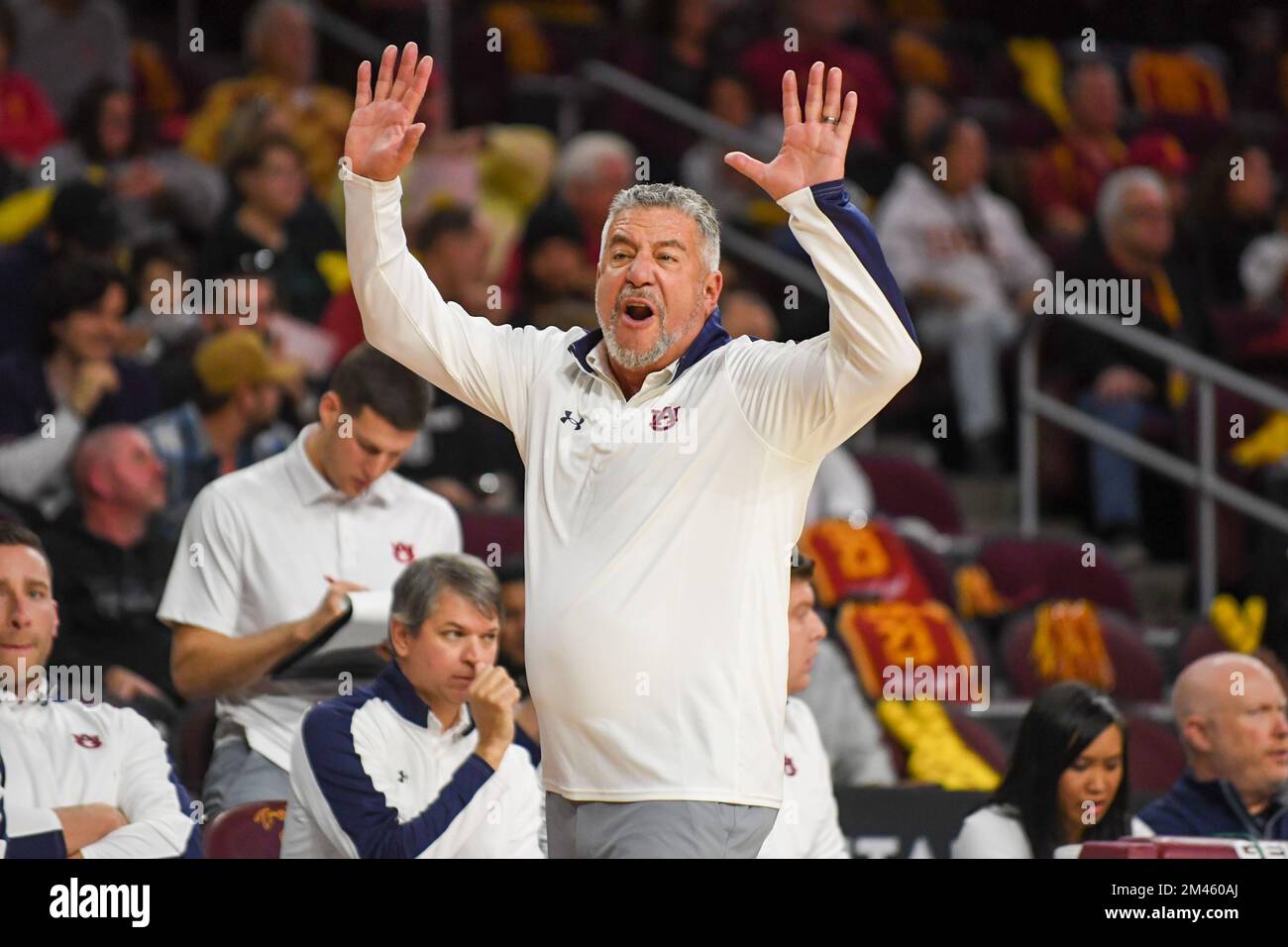 Bruce Pearl, entraîneur-chef des Tigers d'Auburn, crie lors d'un match de basket-ball de la NCAA contre les chevaux de Troie de la Californie du Sud le dimanche 18 décembre 2022, à Los Angeles Banque D'Images