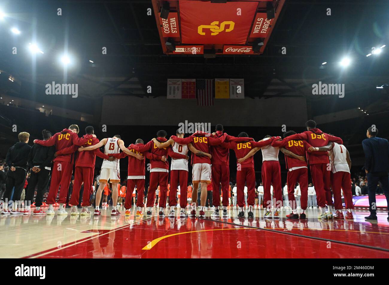 Les chevaux de Troie de la Californie du Sud s'embrassent pendant l'hymne national avant un match de basket-ball de la NCAA le dimanche 18 décembre 2022, à Los Angeles. USC Banque D'Images