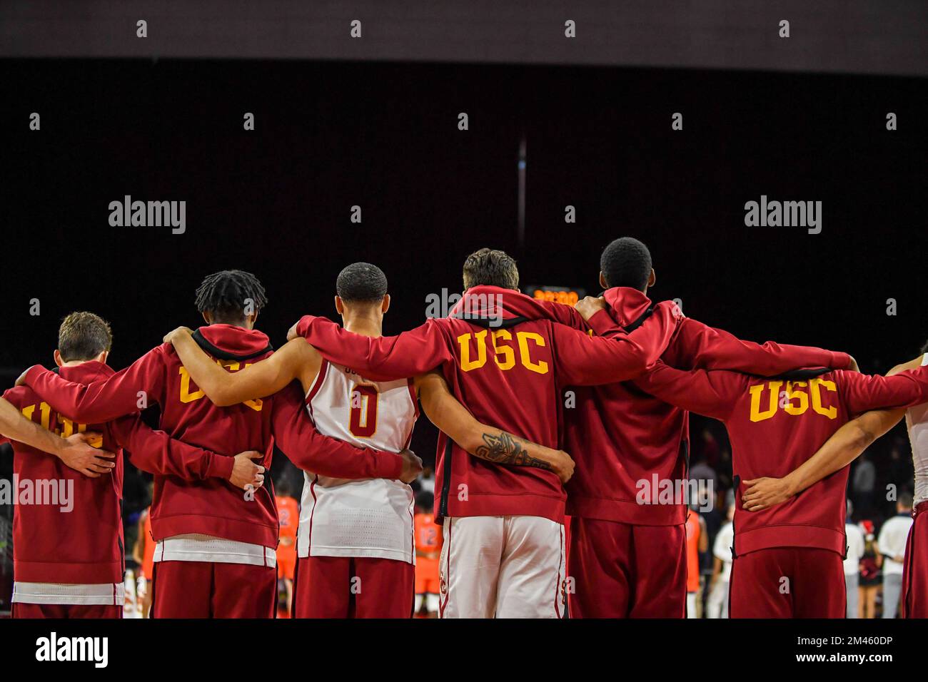 Les chevaux de Troie de la Californie du Sud s'élancent lors de l'hymne national avant un match de basket-ball de la NCAA le dimanche 18 décembre 2022, à Los Angeles. L'USC a vaincu Un Banque D'Images