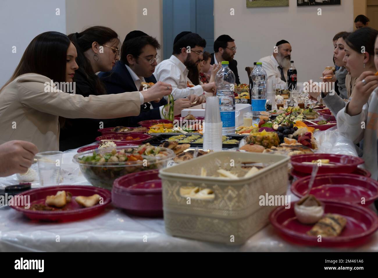 JÉRUSALEM, ISRAËL - DÉCEMBRE 18 : le rabbin Yitzchak Goldstein, chef de la Diaspora Yeshiva mange avec son dîner festif en famille la première nuit de la fête juive de Hanukkah, parfois appelée le festival des lumières, sur 18 décembre 2022 à Jérusalem, Israël. Les Juifs du monde entier célèbrent aujourd'hui le premier jour de Hanukkah, le festival juif de huit jours. Hanoukkah, ou Chanukah, commémore la victoire juive en 165 avant J.-C. sur l'oppression syro-grecque menée par le roi Antiochus IV Crédit : Eddie Gerald/Alay Live News Banque D'Images