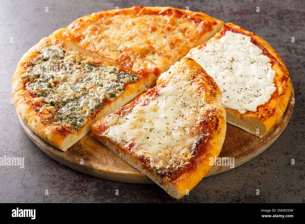 Calories Pizza 4 Fromages 33 Cm De délicieuses pizzas italiennes classiques quatre saisons avec poulet  épicé, champignons et fromage Photo Stock - Alamy