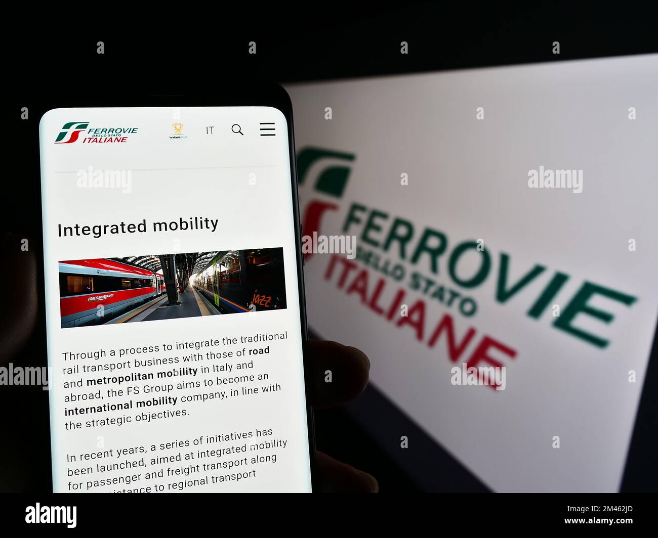 Personne tenant un téléphone portable avec la page web de la société Ferrovie dello Stato Italiane S.p.A. à l'écran avec logo. Concentrez-vous sur le centre de l'écran du téléphone. Banque D'Images